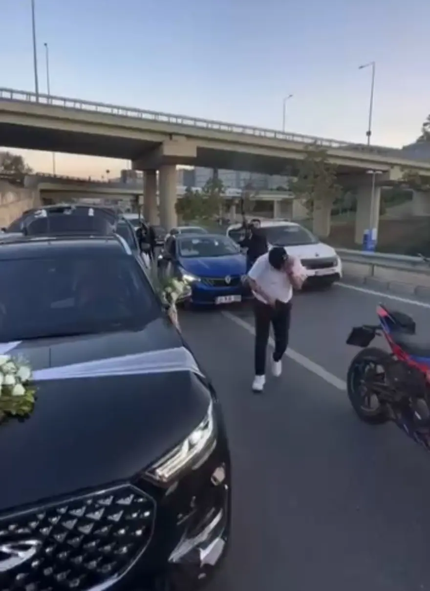 İstanbultrafiğinde akılalmaz görüntü: Düğün konvoyundakiler uzun namlulu silahla ateşaçtı İstanbultrafiğinde akılalmaz görüntü: Düğün konvoyundakiler uzun namlulu silahla ateşaçtı