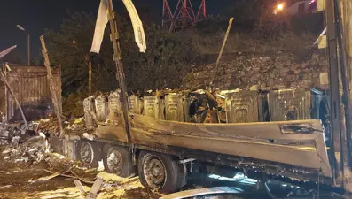 TEM’i kapatan yangın: Beyaz eşya yüklü TIR küle döndü