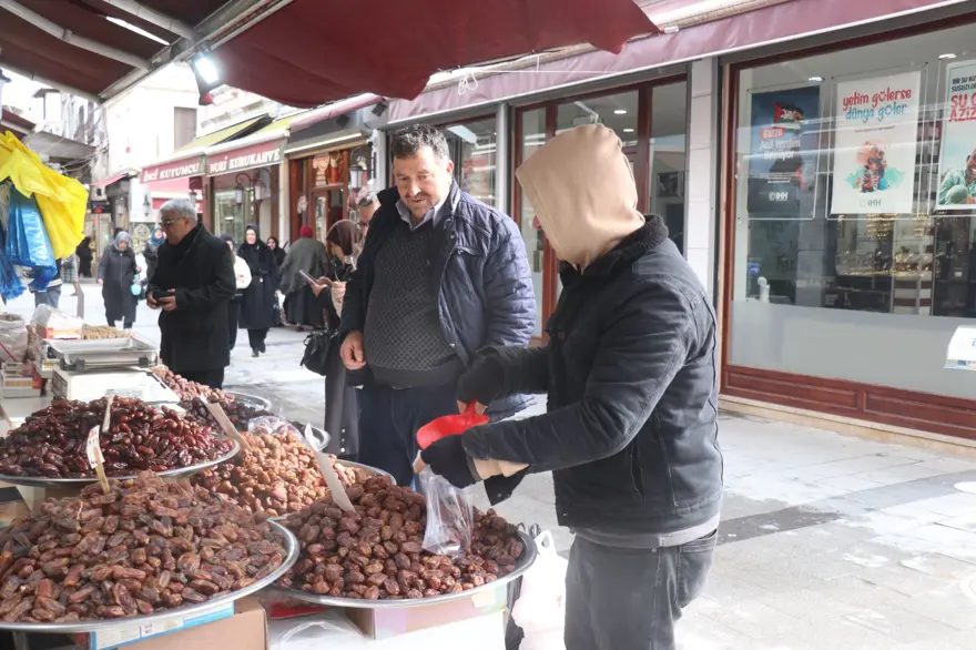 Hurma tezgahta yerini aldı: Her keseye uygun fiyatıyla alıcı buluyor 6