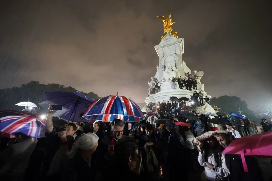 İngiltere'de yas: Halk Buckingham Sarayı'na akın etti 9