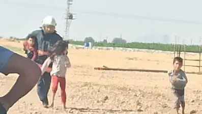 Arıların saldırısına uğrayan ailenin yardımına itfaiye koştu