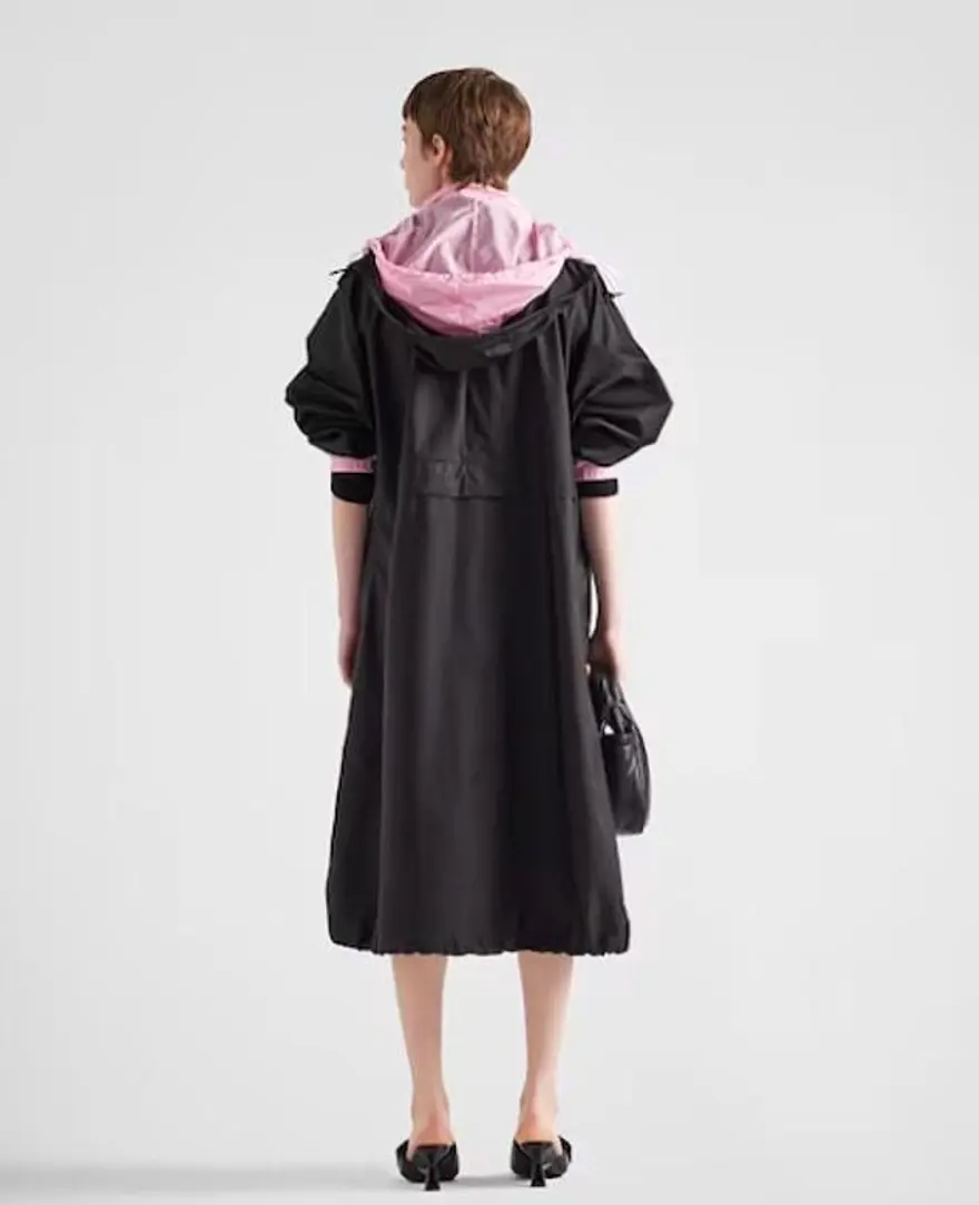 Prada'dan 13 bin TL'ye köpek yağmurluğu 4 Prada'dan 13 bin TL'ye köpek yağmurluğu 4