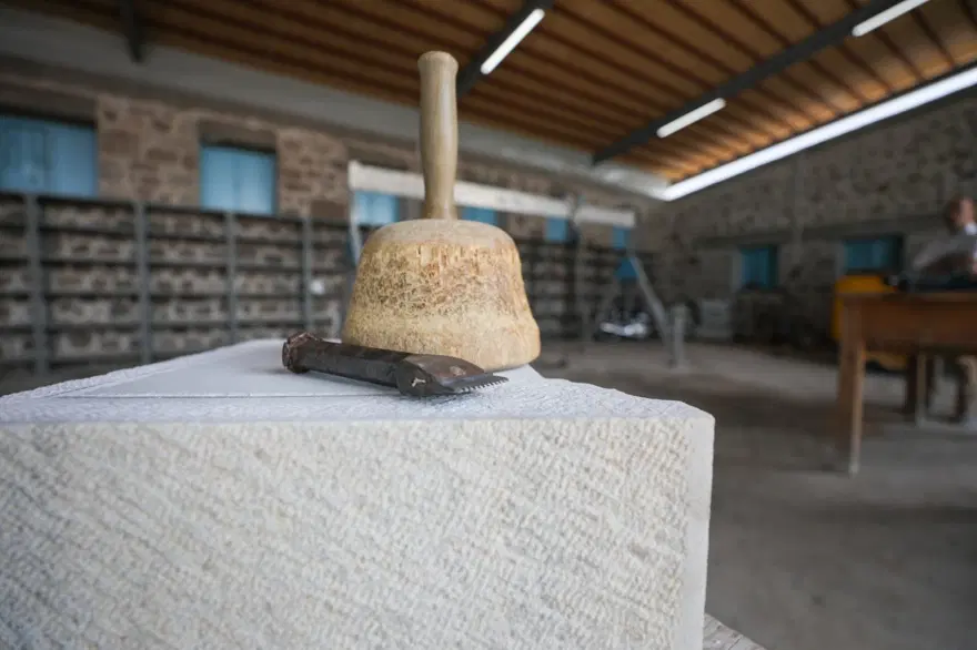 Bergama Antik Kenti'ndeki 2 bin yıllık eserlere usta dokunuşu 4