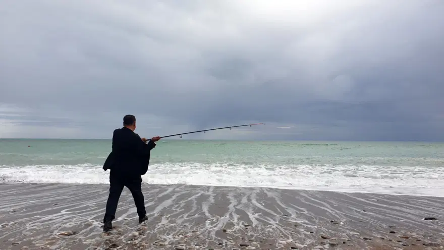 Antalya'daki dalgalar levrek üretim tesisine zarar verince herkes sahile koştu 3