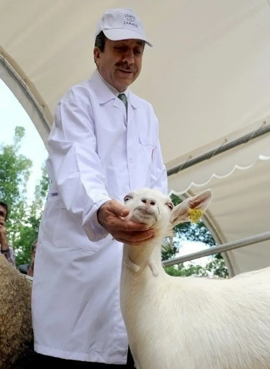 Bakan Eker süt içti 8