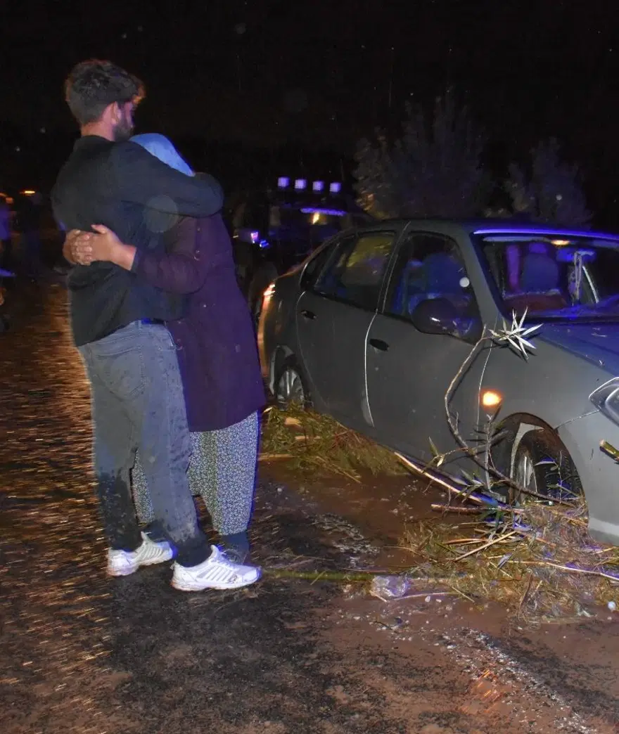 Kuvvetli sağanak birçok ilde hayatı felç etti: Sele kapılan 3 kişi hayatını kaybetti, 1 bebek kayıp 52
