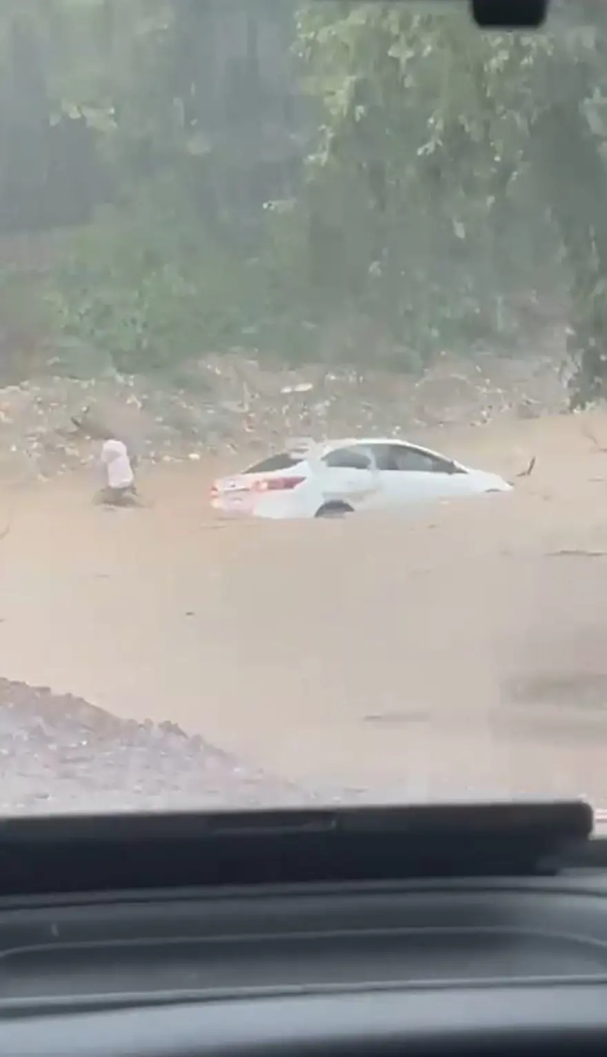 Antalya’da şiddetli yağmur hayatı felç etti:  Otomobil sel sularıyla sürüklendi 1