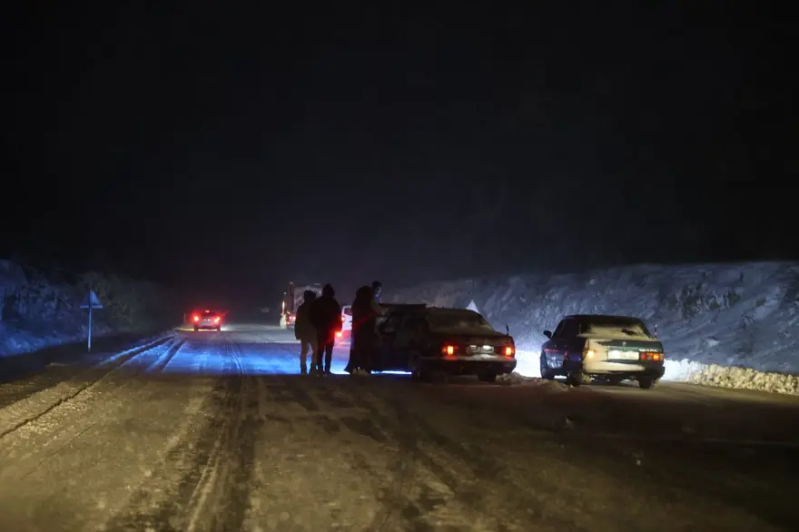 Kırklareli'nde kar yağışı etkisini arttırdı: Sınır kapısında ulaşım durma noktasında 6