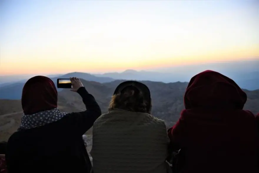nemrut dağı, nemrut heykelleri, nemrut heykelleri nerede, nemrut dağı milli parkı, güneşin doğuşunun ve batışının en güzel olduğu yerler, adıyaman gezilecek yerler, seyahat, gezi, tatil 10