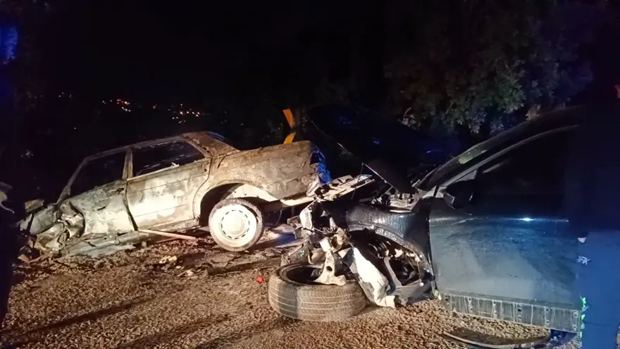 Bursa'da ciple kafa kafaya çarpışan otomobil alev aldı 6