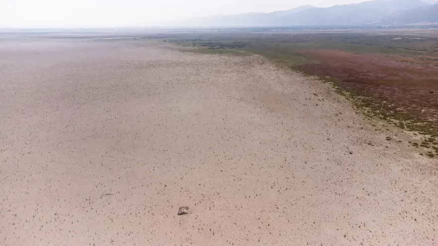 Kuruyan Akşehir Gölü'nün ortasında araçla gezilebiliyor 12
