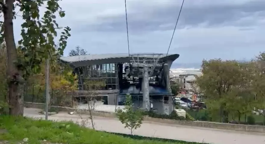 Bursa'yı lodos vurdu: Ağaçlar devrildi, teleferik seferleri durdu 3 Bursa'yı lodos vurdu: Ağaçlar devrildi, teleferik seferleri durdu 3