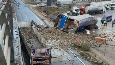 İki TIR köprülü kavşaktan aşağı uçtu