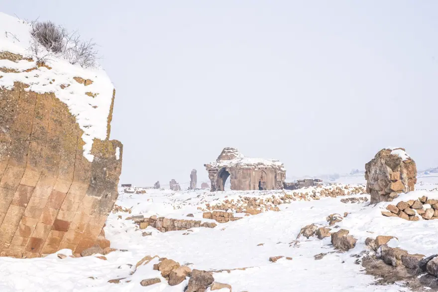 Beyaza bürünen Ani Antik Kenti masalsı güzelliğiyle yerli ve yabancı turistleri ağırlıyor 13 Beyaza bürünen Ani Antik Kenti masalsı güzelliğiyle yerli ve yabancı turistleri ağırlıyor 13