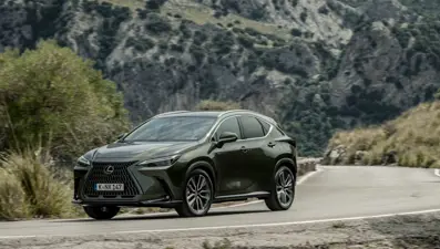 Lexus'ta yeni dönem: İlk plug-in hibrit modelini tanıttı