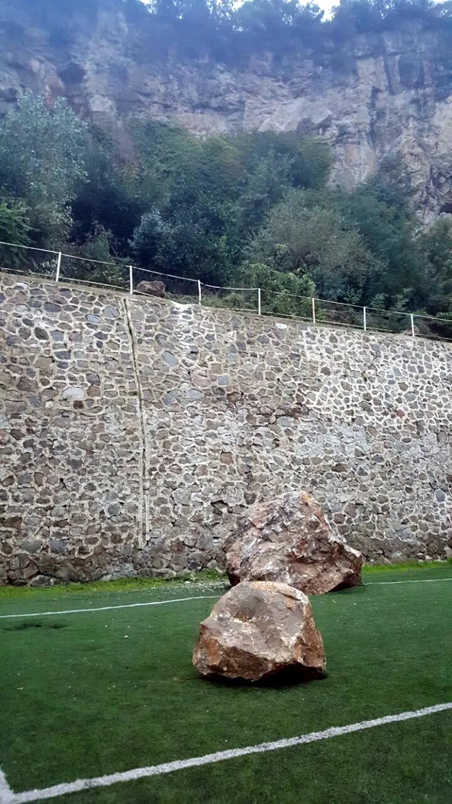 Trabzon’da amatör maç öncesi sahaya kaya düştü 2