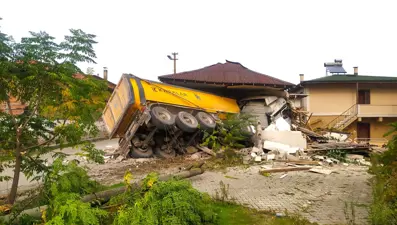 Kontroldençıkan hafriyat kamyonu eve girdi