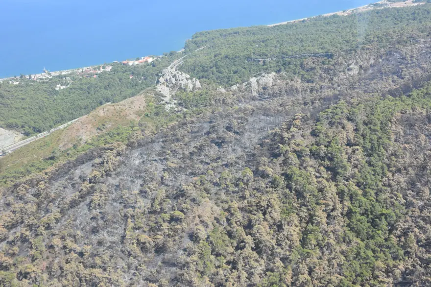 Kemer ilçesinde yanan alanlar havadan görüntülendi 21