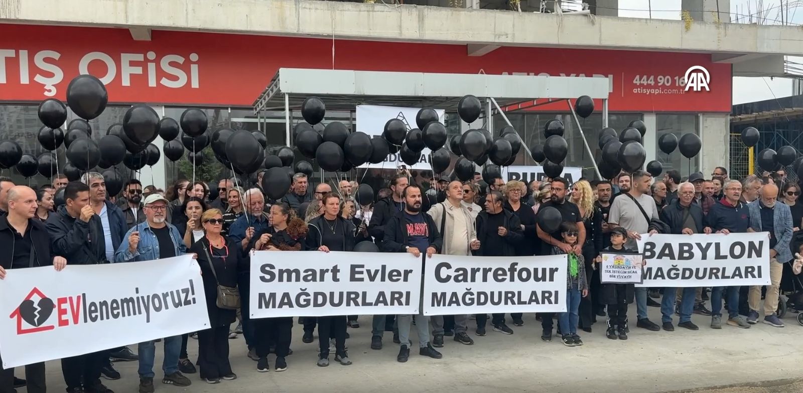 Bursa’da inşaat mağdurları eylem yaptı: "Ev hayalimiz kabusa döndü"