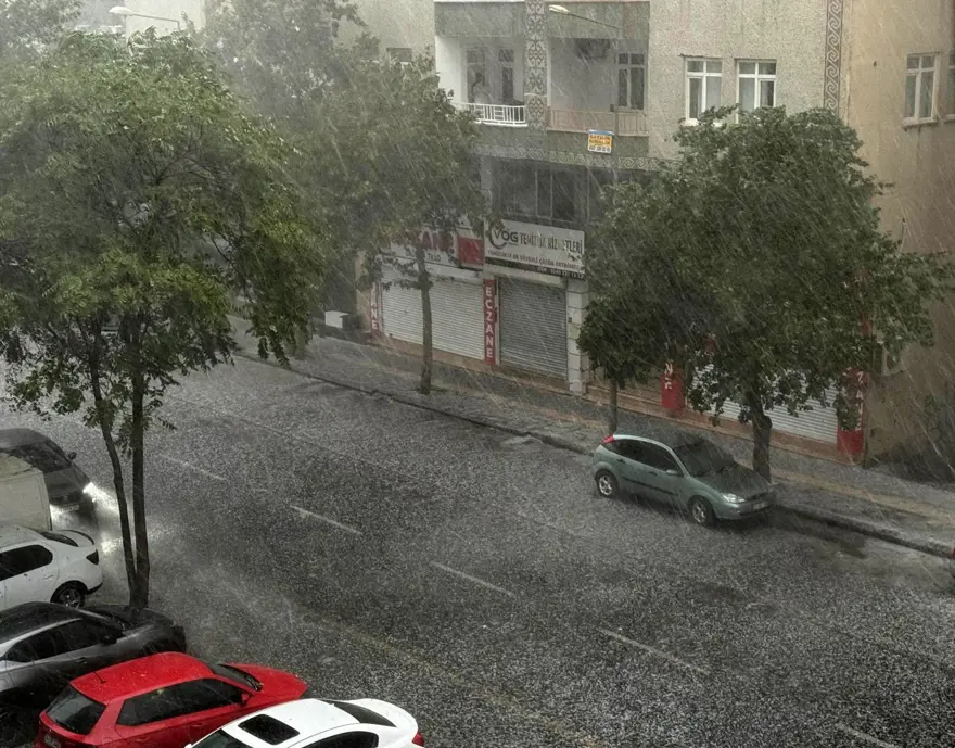 Öğleden sonra aniden bastırdı! Caddeler sular altında kaldı 1 Öğleden sonra aniden bastırdı! Caddeler sular altında kaldı 1