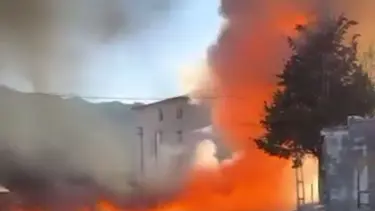 Yol çalışmasında hasar gören petrol borusu alev aldı