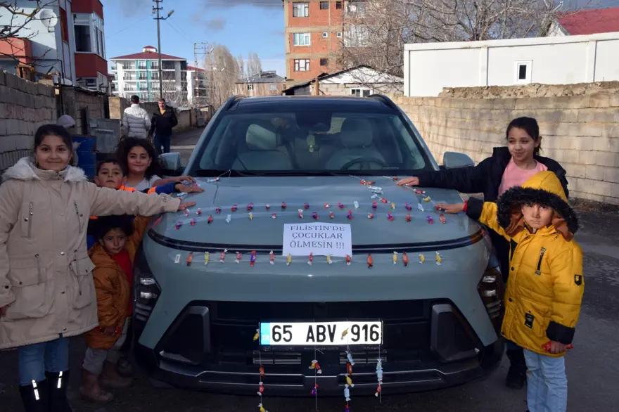 Aracını bayram şekeriyle süsledi, mahalle mahalle gezerek çocuklara ikram etti 4