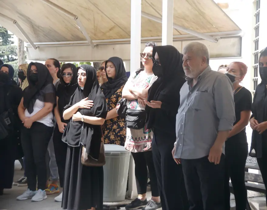 Ebru Gündeş annesini son yolculuğuna uğurladı 8