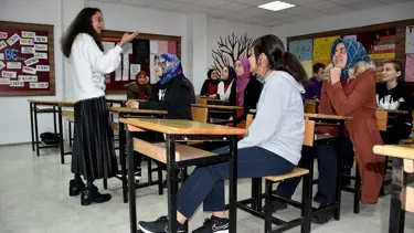 Buket öğretmen protez bacaklarıyla öğrencilerine koştu!