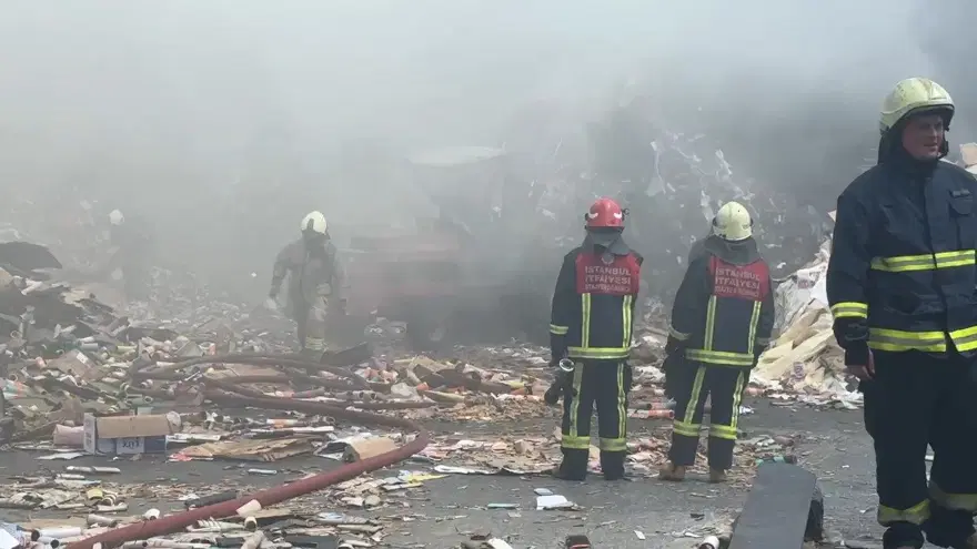 İstanbul'da geri dönüşüm tesisinde yangın 1 İstanbul'da geri dönüşüm tesisinde yangın 1