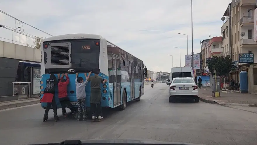 Otobüse tutunan patenli çocukların tehlikeli yolculuğu 8