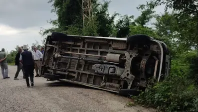 Tarım işçilerini taşıyan minibüs devrildi: 6 yaralı