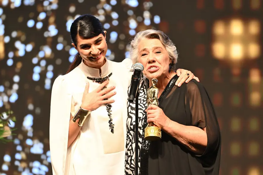 Altın Portakal görkemli bir törenle başladı: Onur Ödülü ve Başarı Ödülü sahiplerini buldu 14 Altın Portakal görkemli bir törenle başladı: Onur Ödülü ve Başarı Ödülü sahiplerini buldu 14