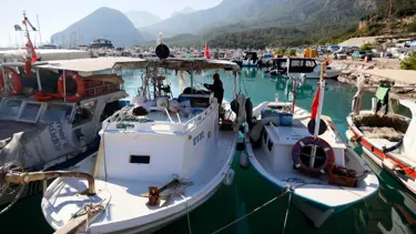 Antalya Körfezi'ndeki kirlilik balıkçıları vurdu; ağları boş dönüyorlar
