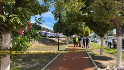 Torununu kurtarmak isterken tren çarptı