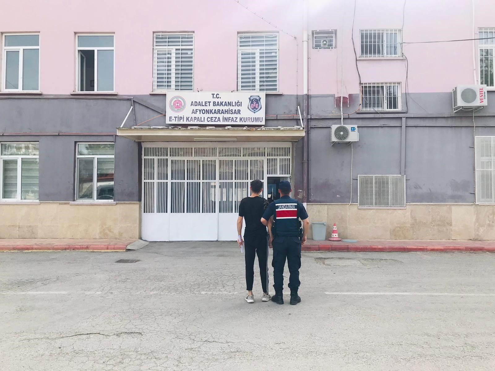 Uyuşturucu ticareti suçundan aranan şüpheli jandarma yakaladı