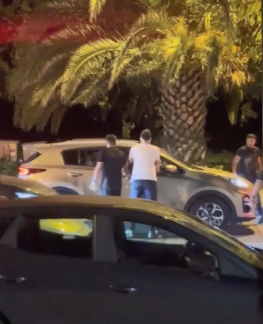 Kadıköy'de aracın önünü kesip içindekileri yumrukladılar! 2