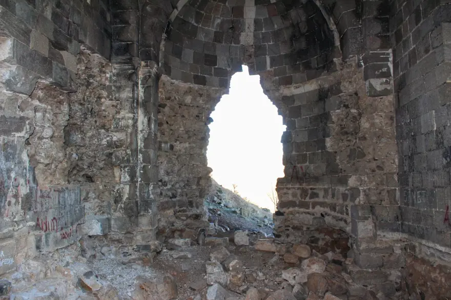 Van'ın Muradiye ilçesinde define avcıları tarihi kiliseyi tahrip etti 4