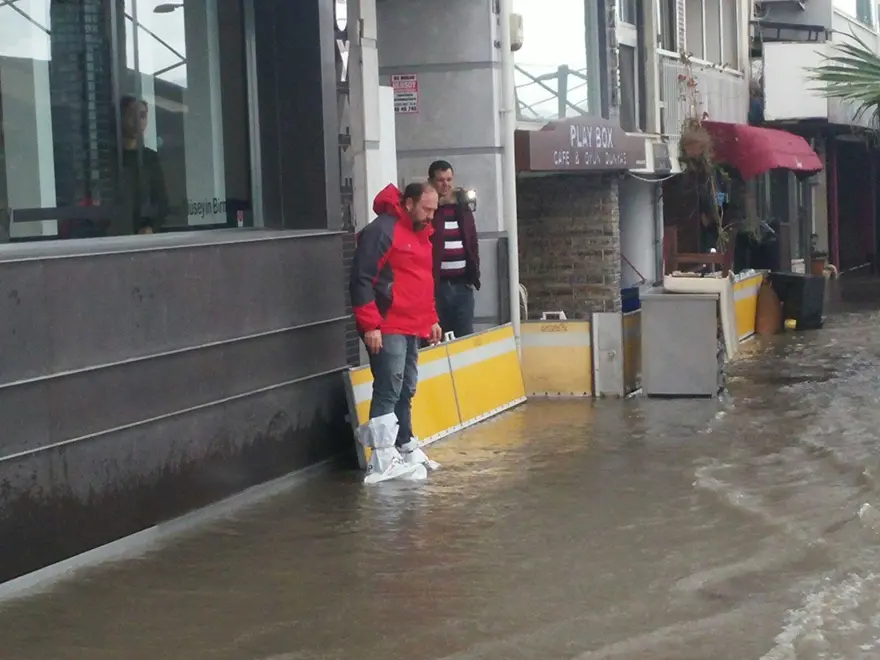İzmir'de fırtına: Deniz taştı, işyerlerini su bastı 22
