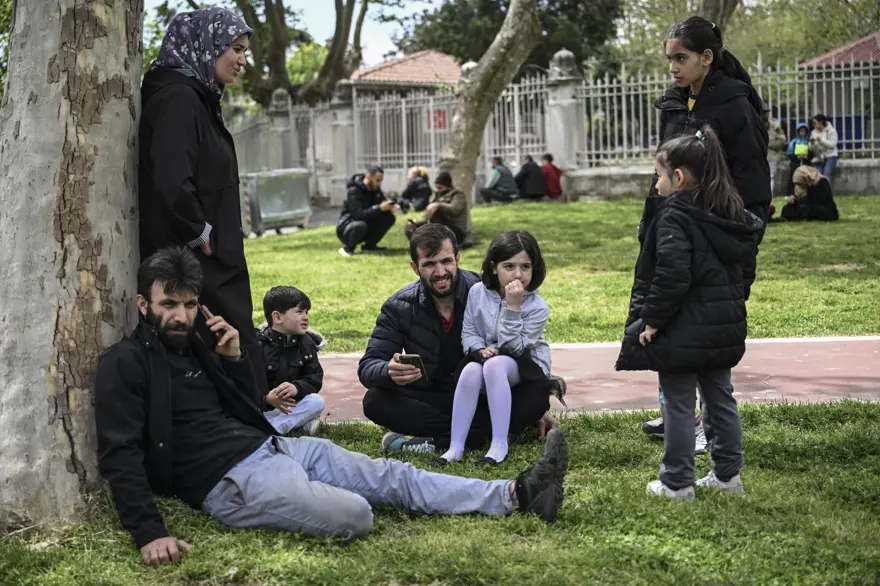 Depremin ardından park ve bahçeler doldu 4