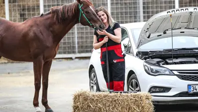 TJK, fark yaratan emekçi kadınları atlarla fotoğrafladı