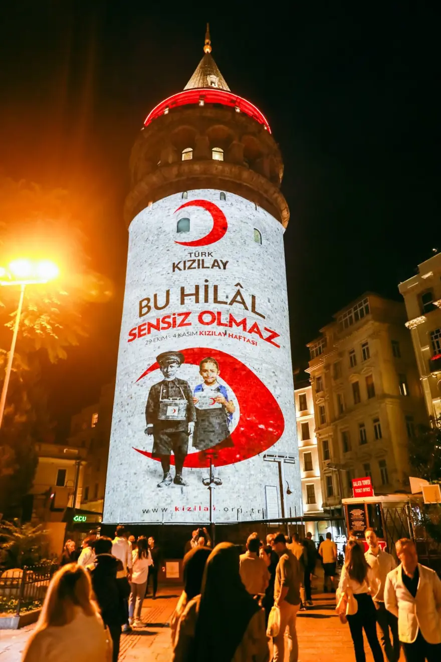 Kızılay Haftası’nda Türkiye'nin sembol yapıları kırmızıya büründü 