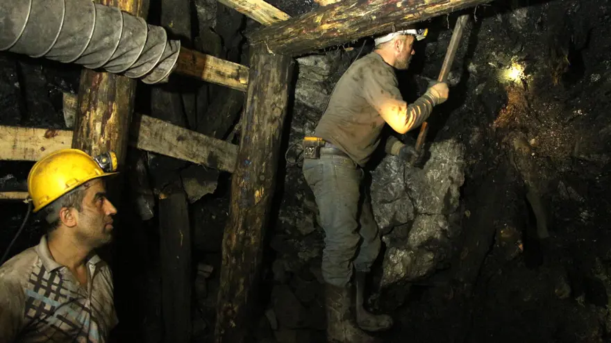 Madenciler, yılbaşını yerin metrelerce altında kutladı 8 Madenciler, yılbaşını yerin metrelerce altında kutladı 8