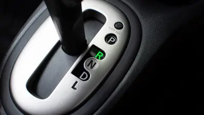 Geri viteste bırakılan araç mobilya dükkanına çarptı