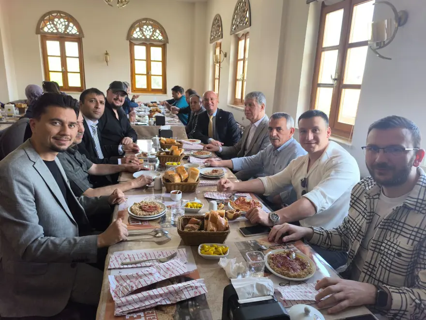 Afyon'un damat çatlatan lezzeti: 13 saatte pişiyor, sırrı kaymağında 2