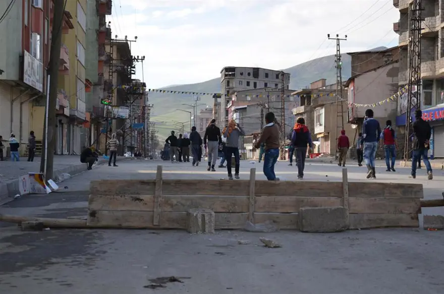 Kimlik kontrolü yapan gruba polis müdahalesi 2