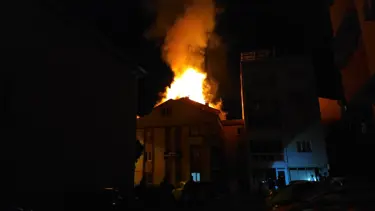 Bursa'da bina çatısında yangın