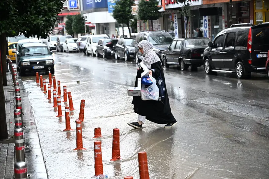 İstanbul'da sağanak yağış: Gaziosmanpaşa'da yollar göle döndü 7 İstanbul'da sağanak yağış: Gaziosmanpaşa'da yollar göle döndü 7
