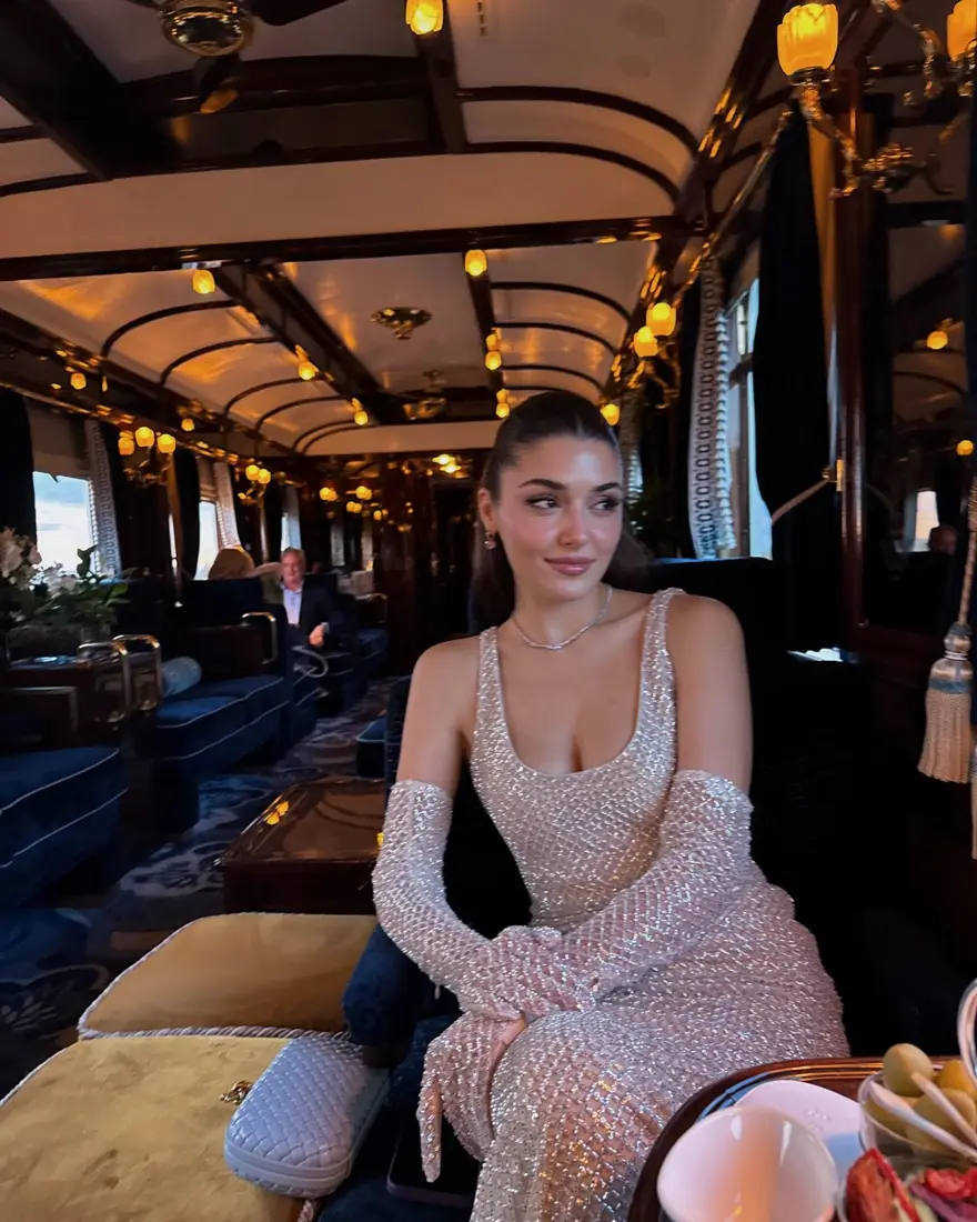 Hande Erçel'in romantik tren yolculuğu 2