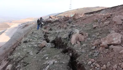 Siirt depreminin ardından derin yarıklar oluştu