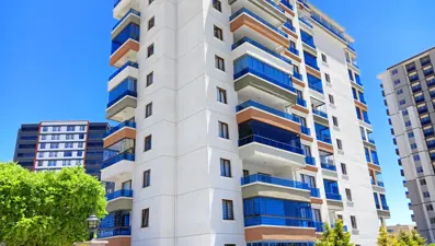 Ankara'da cam silerken 7. kattan düşen kadın öldü